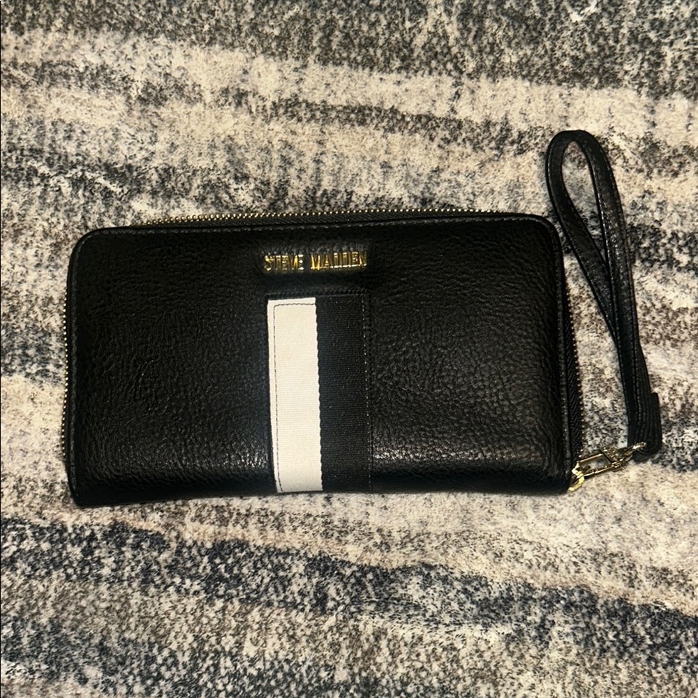 Steve Madden Black and White Wristlet